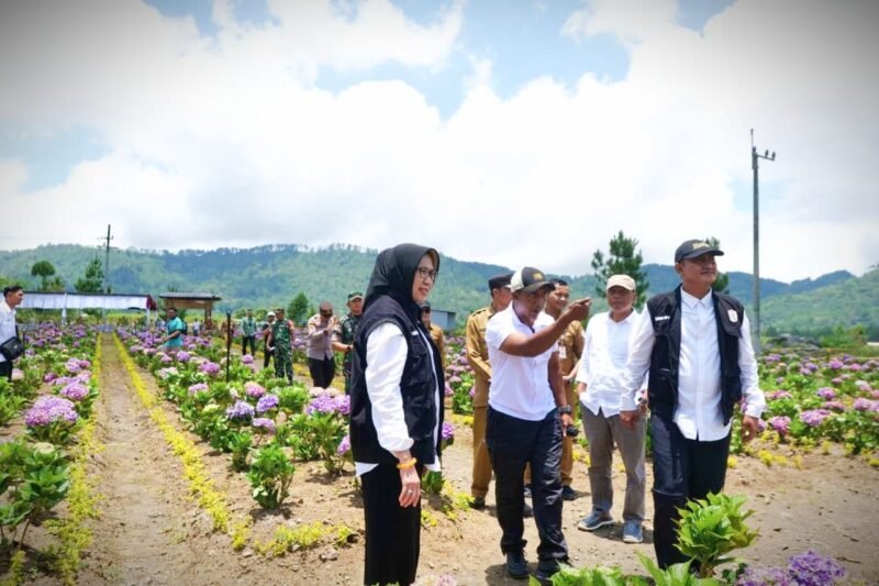 Bunda Indah bersama Mas Yudha saat berkunjung ke taman  Puspa Adi Warna