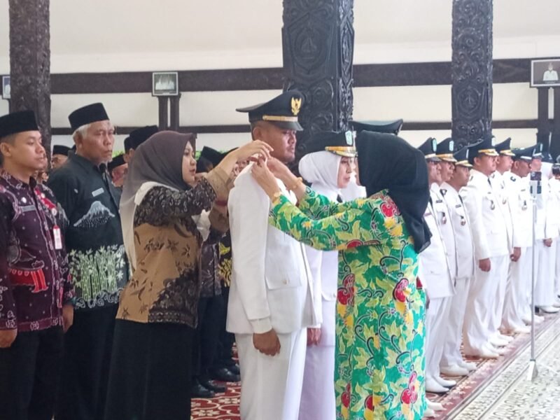 Bupati Indah Amperawati saat prosesi pelantikan pejabat di Pendopo Arya Wiraraja