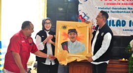 Wakil Bupati saat menerima kejuatan dari ketua PWI Lumajang