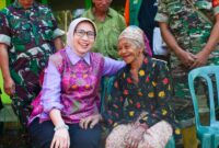 Bupati Lumajang foto bersama nenek Arsina usai memberikan bantuan