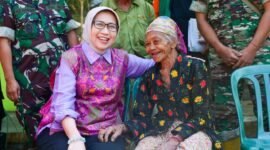 Bupati Lumajang foto bersama nenek Arsina usai memberikan bantuan 