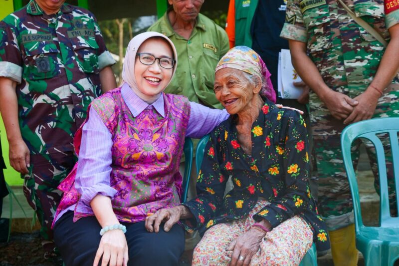 Bupati Lumajang foto bersama nenek Arsina usai memberikan bantuan