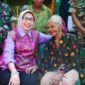 Bupati Lumajang foto bersama nenek Arsina usai memberikan bantuan 