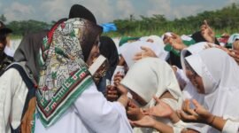 Bupati Lumajang saat menemui para santri usai upacara peringatan Hari Santri Nasional