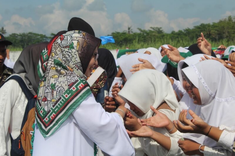 Bupati Lumajang saat menemui para santri usai upacara peringatan Hari Santri Nasional