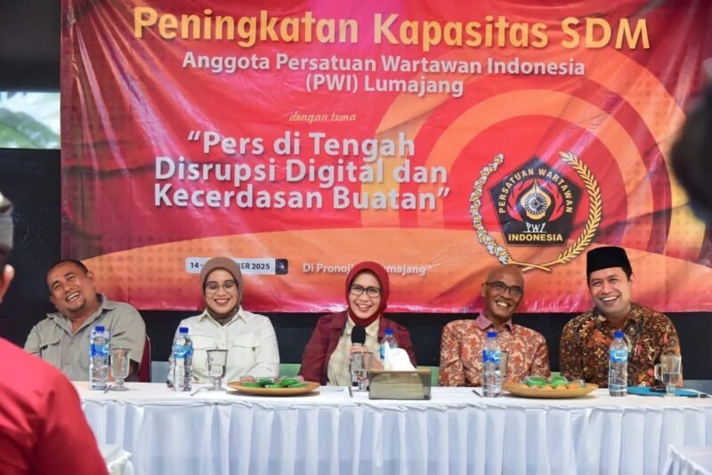 Bupati Lumajang Ir. Hj. Indah Amperawati, M.Si saat membuka giat Peningkatan Kapasitas SDM PWI Lumajang 