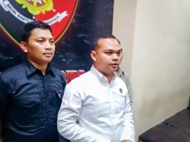 Kasat Reskrim Polres Lumajang didampingi Kasie Humas