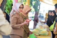 Bupati Lumajang Ir. Hj. Indah Amperawati, M.Si saat meninjau stan produk pertanian di KWT 
