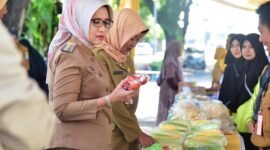 Bupati Lumajang Ir. Hj. Indah Amperawati, M.Si saat meninjau stan produk pertanian di KWT 