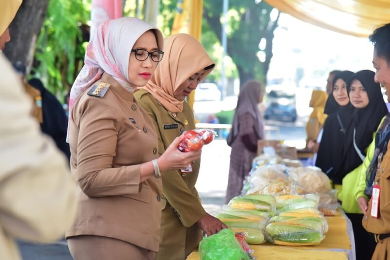 Bupati Lumajang Ir. Hj. Indah Amperawati, M.Si saat meninjau stan produk pertanian di KWT 