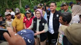 Bupati dan Wakil Bupati Lumajang menemui warga saat  bergotong royong membangun jembatatan sementara