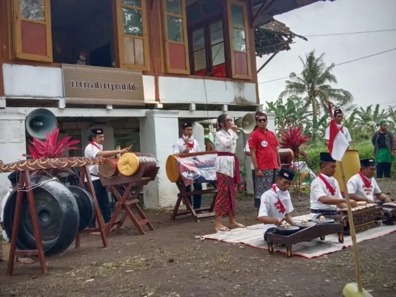 Pertunjukan musik Dhangglung oleh Bima Sena 