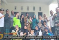 Camat bersama jajaran Muspika Pasrujambe, Kades Jambekumbu saat foto bersama usai penandatangan persetujuan pengobatan penyakit kelainan jantung 