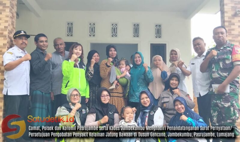 Camat bersama jajaran Muspika Pasrujambe, Kades Jambekumbu saat foto bersama usai penandatangan persetujuan pengobatan penyakit kelainan jantung 