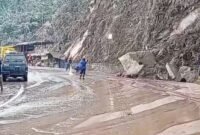 Petugas Damkar saat melakukan penyemprotan abu erupsi