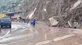 Petugas Damkar saat melakukan penyemprotan abu erupsi