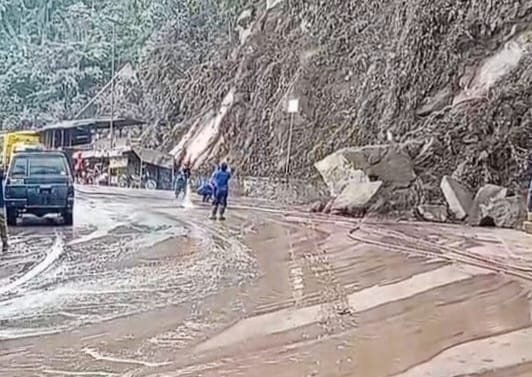 Petugas Damkar saat melakukan penyemprotan abu erupsi