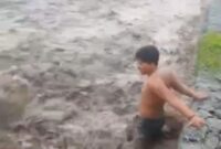 tangkapan layar rekamana salah satu warga nekat menantang maut dilahar dingin Semeru