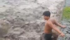 tangkapan layar rekamana salah satu warga nekat menantang maut dilahar dingin Semeru