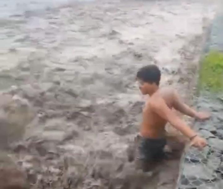 tangkapan layar rekamana salah satu warga nekat menantang maut dilahar dingin Semeru