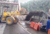 Petugas gabungan saat melakukan pembongkaran bangunan di zona merah rawan bencana