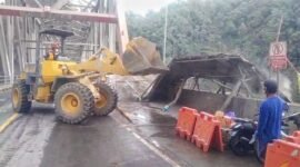 Petugas gabungan saat melakukan pembongkaran bangunan di zona merah rawan bencana