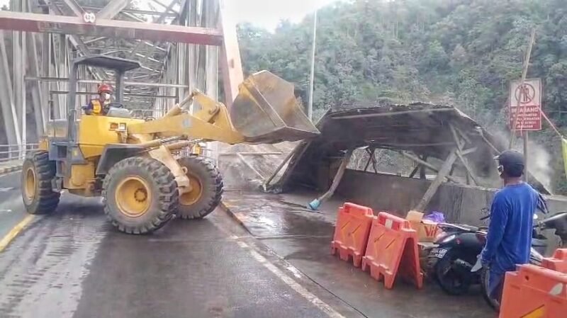 Petugas gabungan saat melakukan pembongkaran bangunan di zona merah rawan bencana