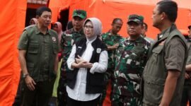 Bupati Lumajang ketika mendampingi kepala BNPB di posko pengunsian