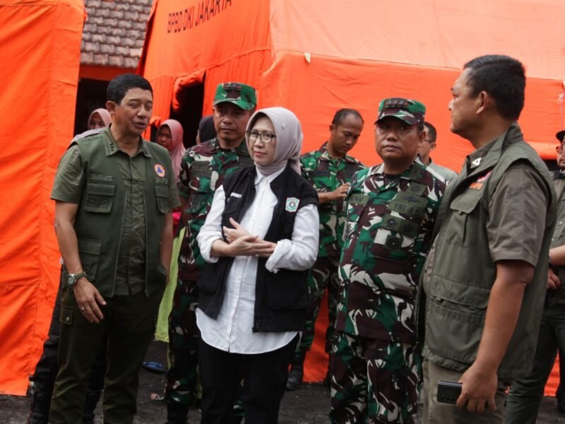 Bupati Lumajang ketika mendampingi kepala BNPB di posko pengunsian