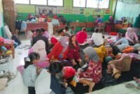Para pengungsi di posko pengungsian SDN 04 Desa Supiturang