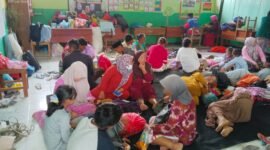 Para pengungsi di posko pengungsian SDN 04 Desa Supiturang