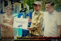 Bupati Lumajang saat menyalurkan bantuan Alsintan kepada salah satu kelompok tani