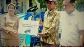 Bupati Lumajang saat menyalurkan bantuan Alsintan kepada salah satu kelompok tani