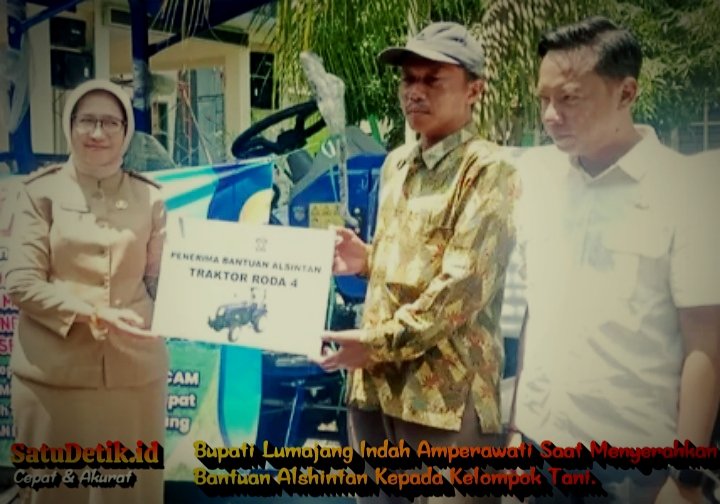 Bupati Lumajang saat menyalurkan bantuan Alsintan kepada salah satu kelompok tani
