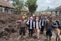 Bupati Lumajang mendapingi Gubernur Jatim saat meninjau lokasi terdampak erupsi Gunung Semeru