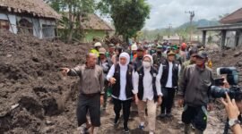 Bupati Lumajang mendapingi Gubernur Jatim saat meninjau lokasi terdampak erupsi Gunung Semeru