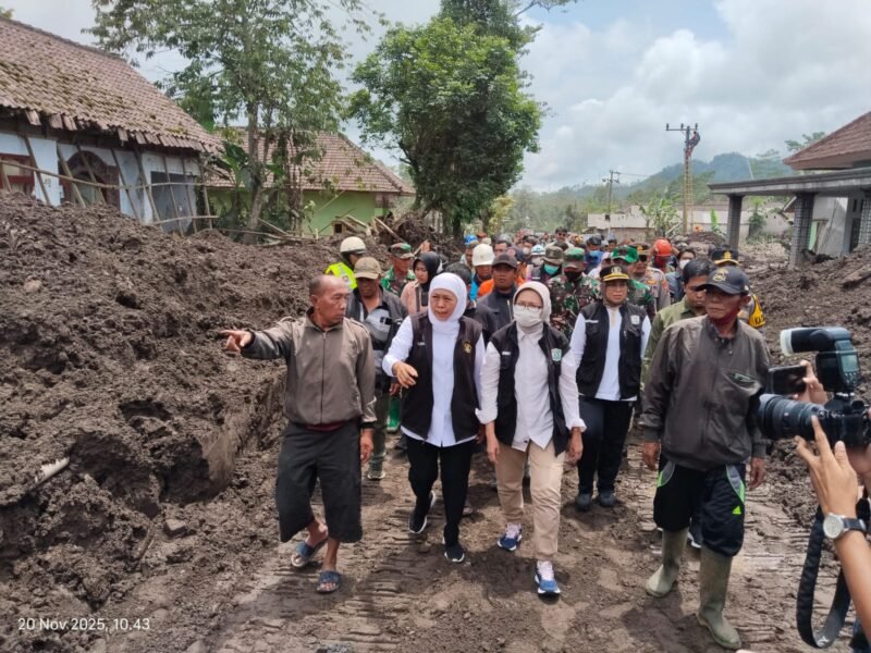 Bupati Lumajang mendapingi Gubernur Jatim saat meninjau lokasi terdampak erupsi Gunung Semeru