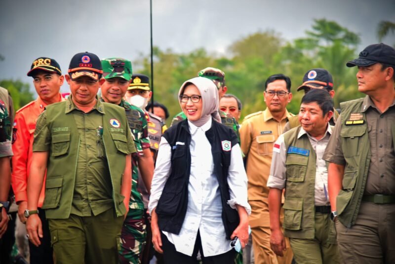 Kepala BNPB saat meninjau lokasi terdampak erupsi Gunung Semeru didampingi Bupati Lumajang