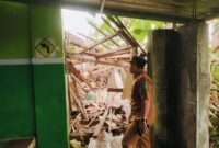 Camat Pasrujambe saat melihat kondisi ruang kelas yang ambruk
