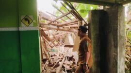 Camat Pasrujambe saat melihat kondisi ruang kelas yang ambruk