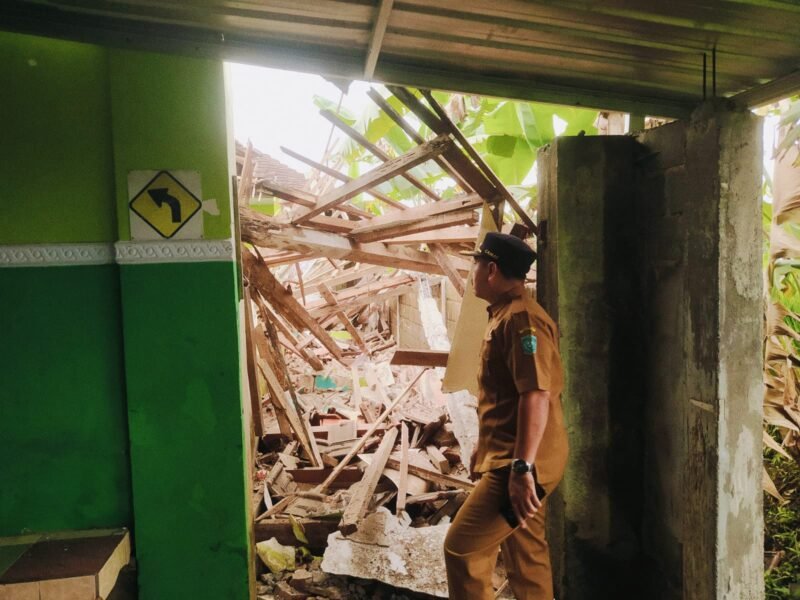Camat Pasrujambe saat melihat kondisi ruang kelas yang ambruk