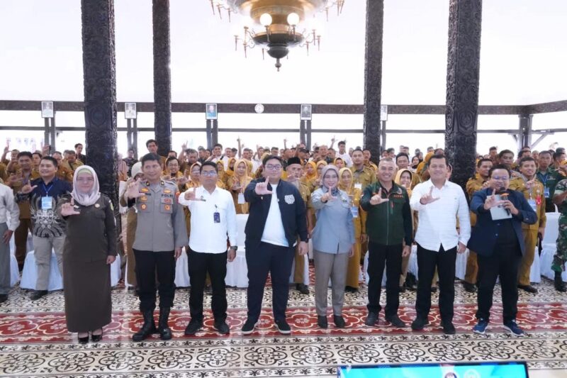 Ketua DPRD Lumajang saat foto bersama dengan BGN dan Komisi VI DPR RI