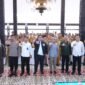 Ketua DPRD Lumajang saat foto bersama dengan BGN dan Komisi VI DPR RI