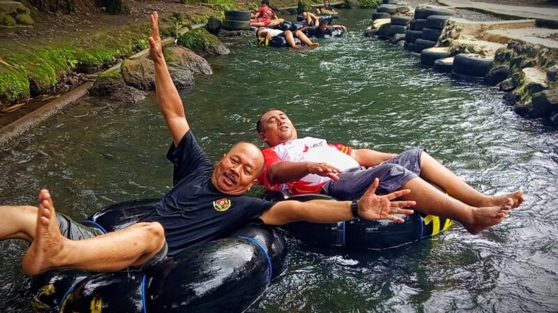 Anggota PWI Lumajang ketika mengekplore wisata Mini Tubing Tumpak Selo