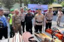 Kapolres Lumajang saat mengecek kesiapan alat dan anggota