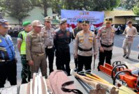 Kapolres Lumajang saat mengecek kesiapan alat dan anggota 