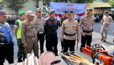 Kapolres Lumajang saat mengecek kesiapan alat dan anggota