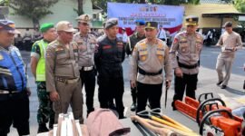 Kapolres Lumajang saat mengecek kesiapan alat dan anggota 