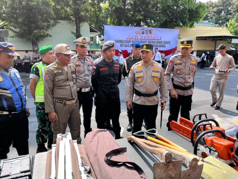 Kapolres Lumajang saat mengecek kesiapan alat dan anggota