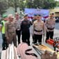 Kapolres Lumajang saat mengecek kesiapan alat dan anggota 